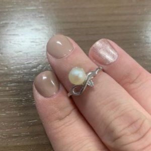 Vantel Pearls Ribbon of Hope ring